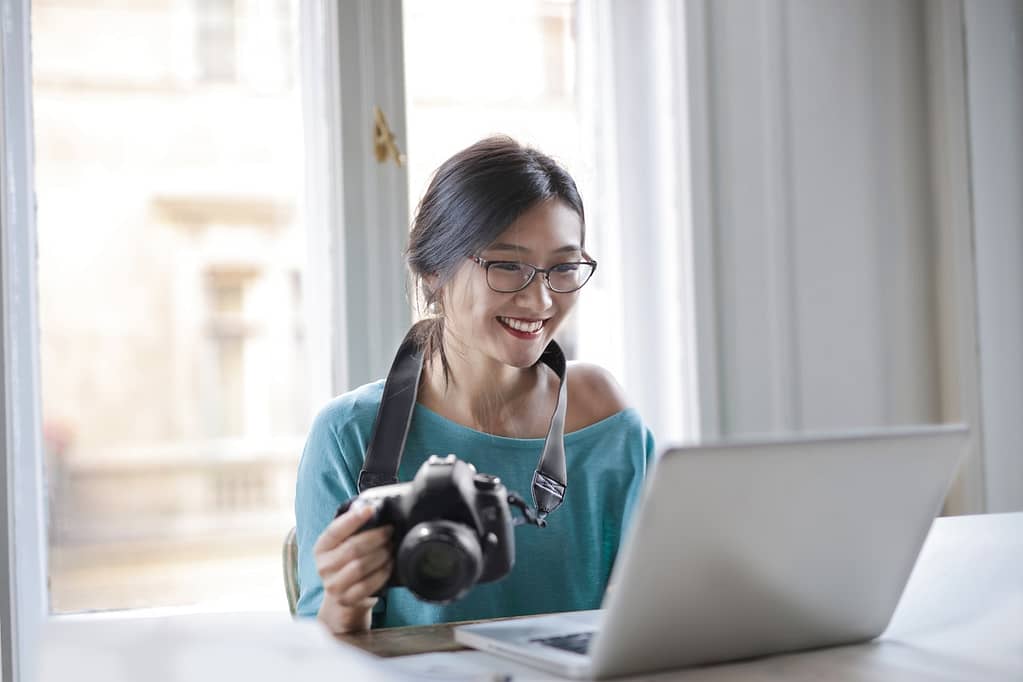 airbnb-home-management-photographer-professional-smiling-happy-woman-short-let-management