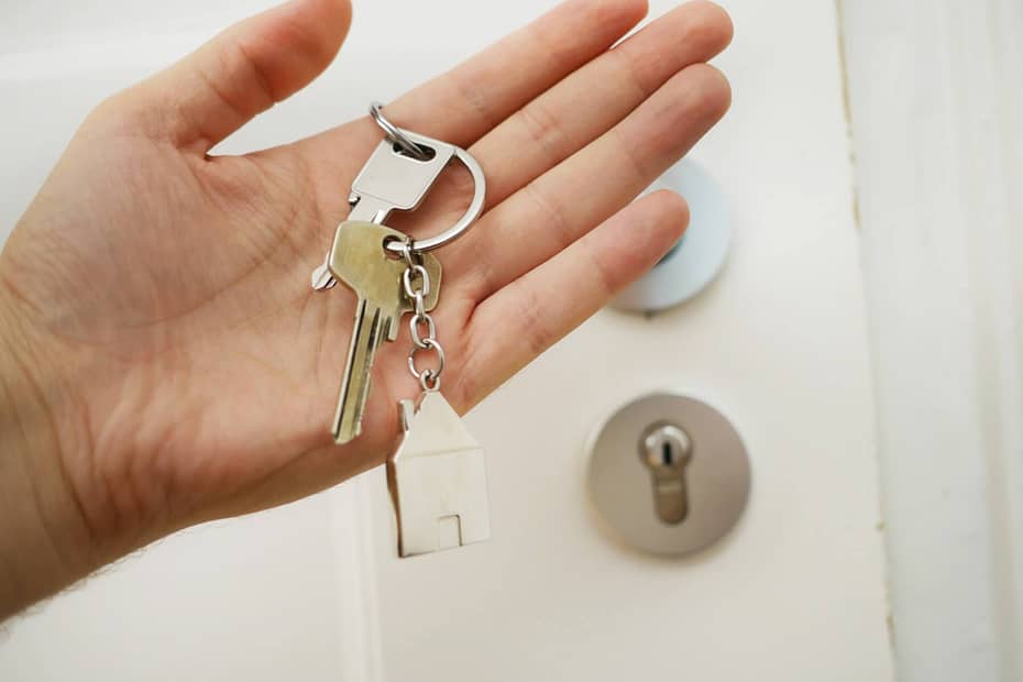 airbnb-lettings-agent-pass-the-keys-to-a-guest-smile